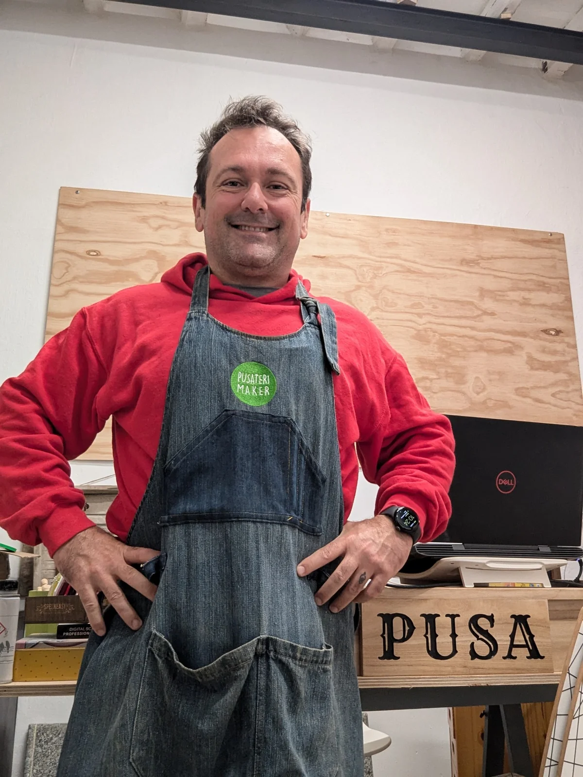 Alessio Eduardo Pusateri nella sua bottega a Casteldaccia