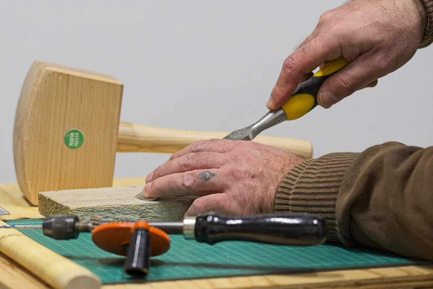 Lavorazione del legno con uno scalpello
