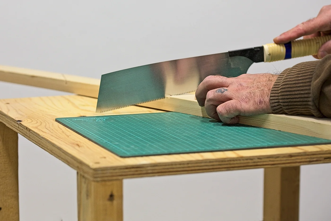 Taglio manuale del legno sul banco della bottega